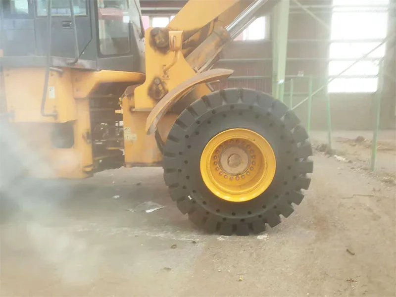 ব্রাজিলের একটি গ্লাস ফ্যাক্টরি 23.5-25 সলিড টায়ার ব্যবহার করে